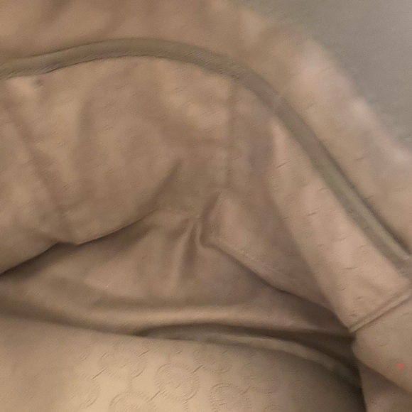 Mid size Michael Kors hand bag. - Picture 4 of 5